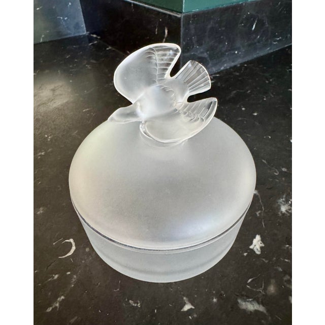 White Limited Edition 1975 Lalique for Nina Ricci L’Air Du Temps Frosted Crystal Powder Box, Numbered D-471 For Sale - Image 8 of 9