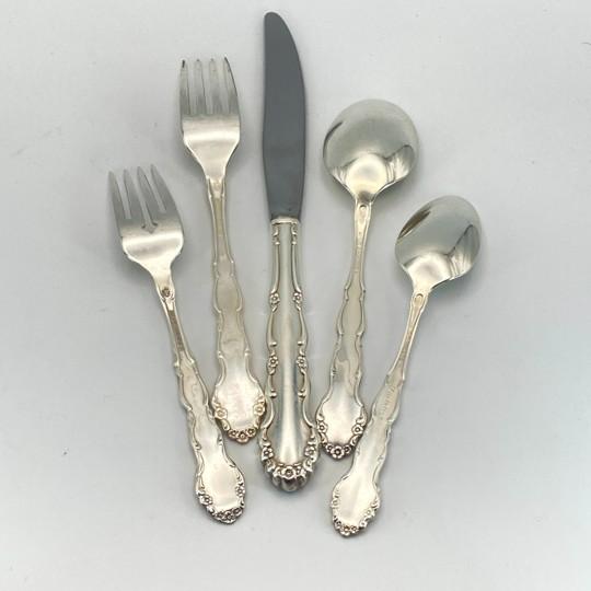 Vintage Oneida/Rogers “Flirtation” Silverplate With Int'l Silver Co. Storage Chest - 80 Pcs: Service for 12, Steak Knives and Serving Pieces Flatware For Sale In Philadelphia - Image 6 of 18