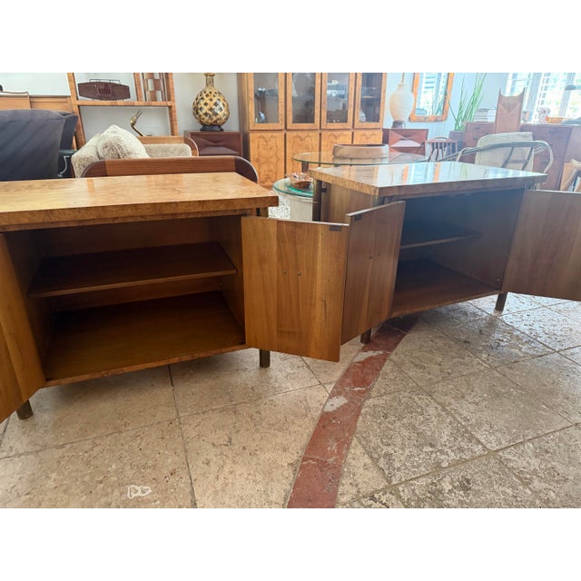 Attributed to Mastercraft Mid-Century. Modern Burl Wood & Brass Nightstands - A Pair For Sale In Miami - Image 6 of 12