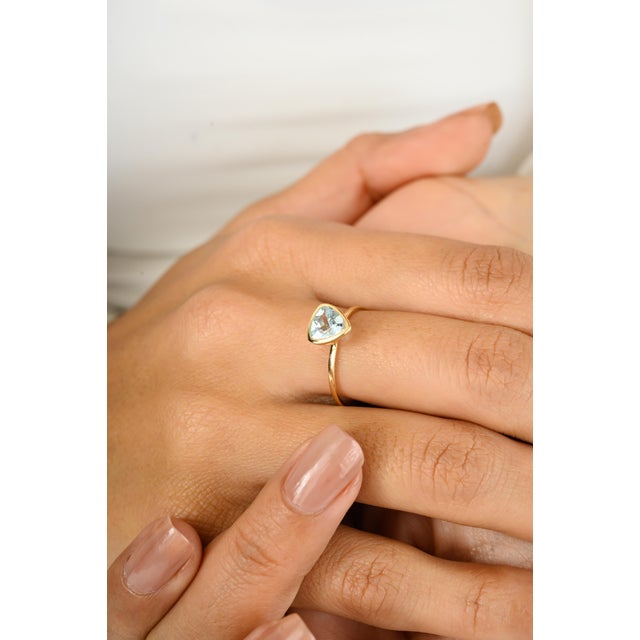 Art Deco Trillion Cut Aquamarine Ring in 14k Yellow Gold Size 7 For Sale - Image 4 of 11