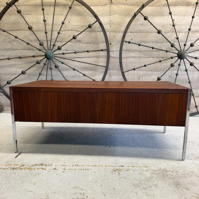 Mid-Century Modern Executive Desk Richard Schultz for Knoll International For Sale In San Diego - Image 6 of 16