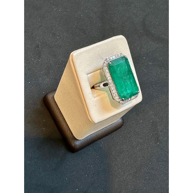 Gemstone Natural 16 Carat Emerald Cut Zambian Emerald & Diamond Ring in 14kt White Gold For Sale - Image 7 of 18