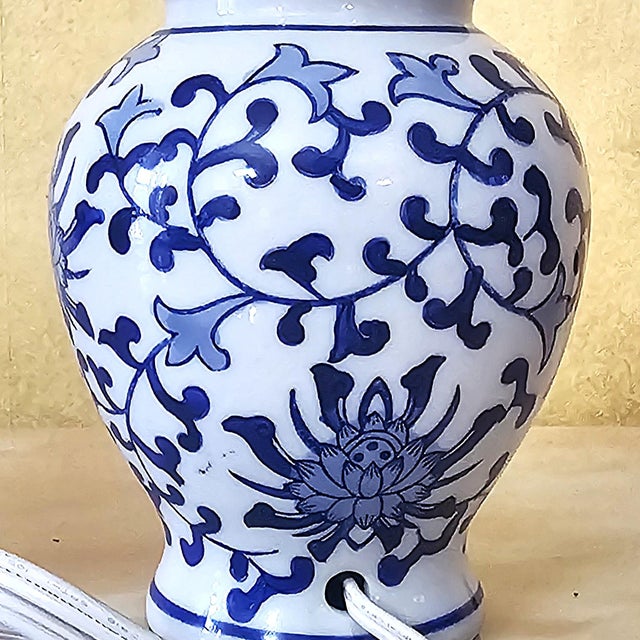 Vintage Blue & White Chinoiserie Ginger Jar Table Lamp – Porcelain Accent Lamp For Sale - Image 9 of 18