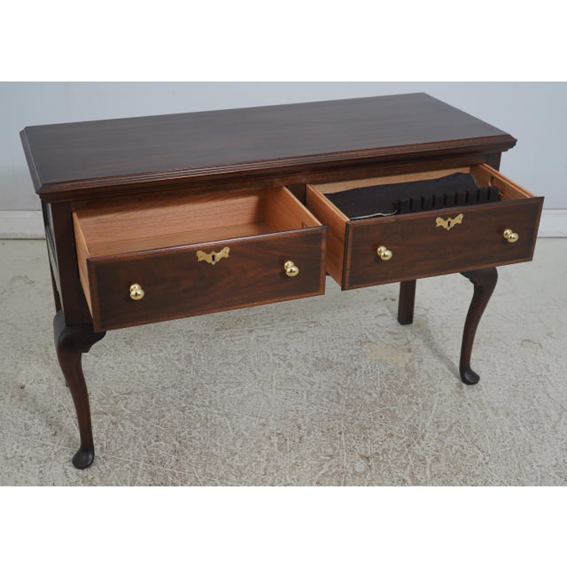 Queen Anne 1970s Henkel Harris Virginia Galleries Jamestown Mahogany Server For Sale - Image 3 of 18