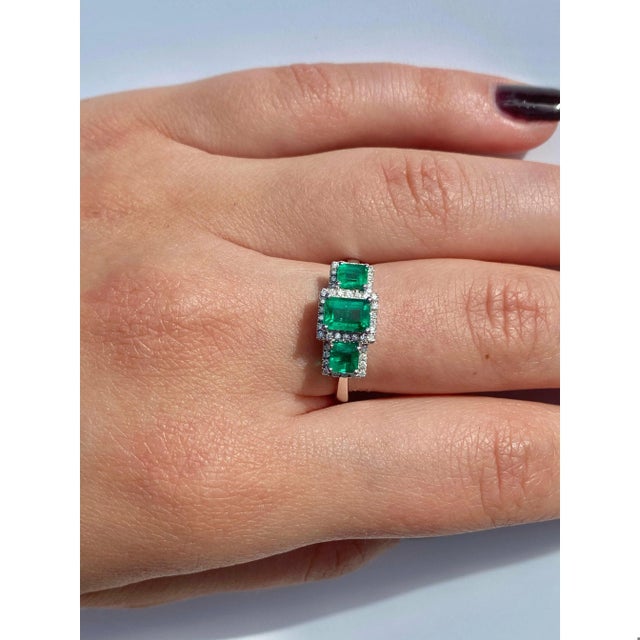Green 1.03 Carat Emerald and Diamond 3-Stone Ring in 18k White Gold Setting Size 7.5 For Sale - Image 8 of 10