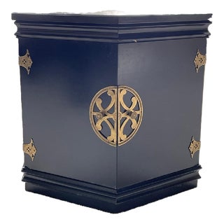 1980s Black Lacquered Chinoiserie Octagonal-Shaped Storage Side Table For Sale