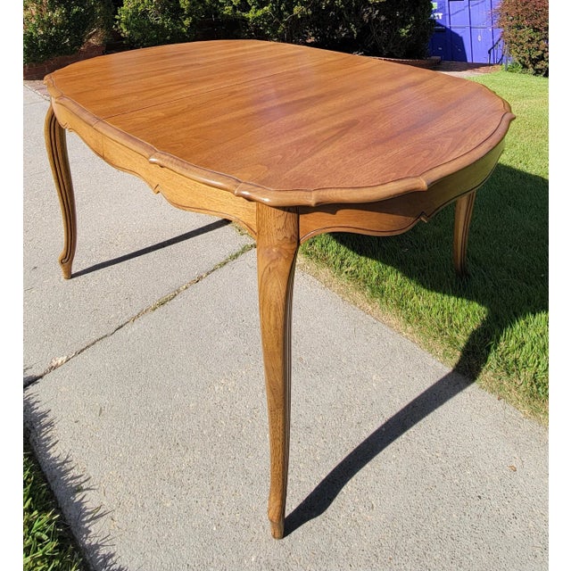 Thomasville 1960s Thomasville French Provincial Walnut Dining Table and 6 Chairs - Set of 7 For Sale - Image 4 of 15