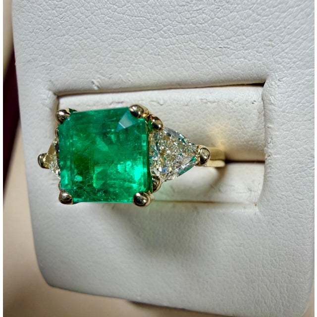 Green 2.58 Ct Emerald Cut Colombian Emerald & 0.82 Ct Diamond Ring in 18k Yellow Gold For Sale - Image 8 of 8