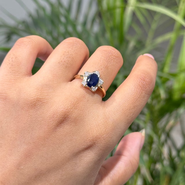 14k Yellow Gold 1.3ct Oval Deep Blue Sapphire & Diamond Star Cluster Ring Size 4 For Sale In New York - Image 6 of 18