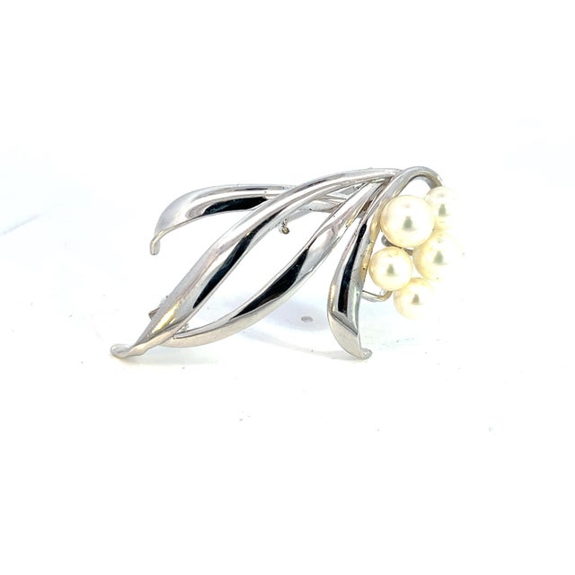Metal 1990s Mikimoto Estate Akoya Pearl Brooch 6.40-5.30 mm Silver For Sale - Image 7 of 8