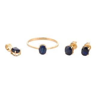 Blue Sapphire Jewelry Set in 18k Yellow Gold Pendant, Ring Size 7 & Stud Earrings - 4 Pieces For Sale