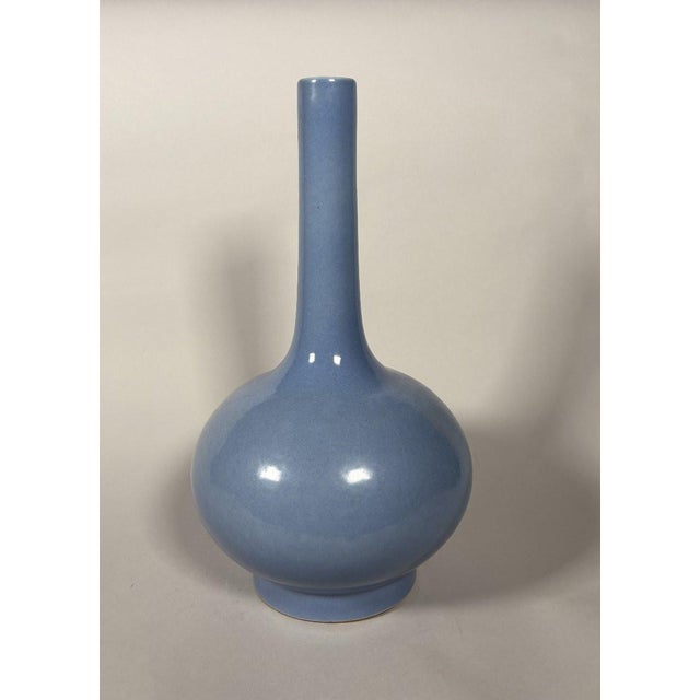 Chinese lavender porcelain vase, Qianlong period (1736-1795). For Sale - Image 6 of 6