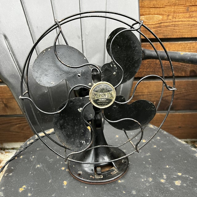 This vintage Emerson B Jr 1930s oscillating desk fan exudes timeless charm with its black metal design. Fully functional...