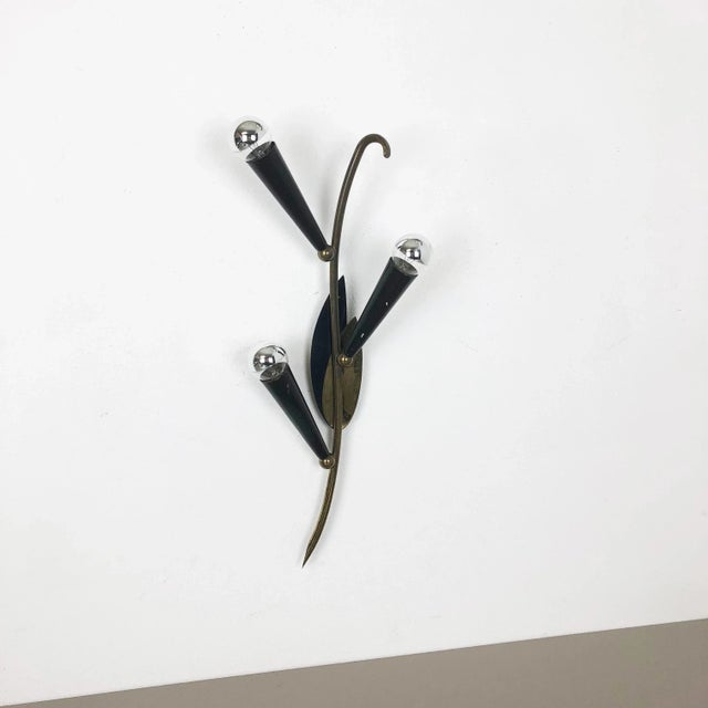 Brass wall light Producer: Origin France Age: 1950s This modernist wall light was produced in France in the 1950s. It is...