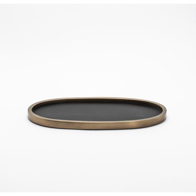 The Kifu Paris Oval Tray in black oak offers a harmonious blend of modern design and classic elegance. The rich black oak...