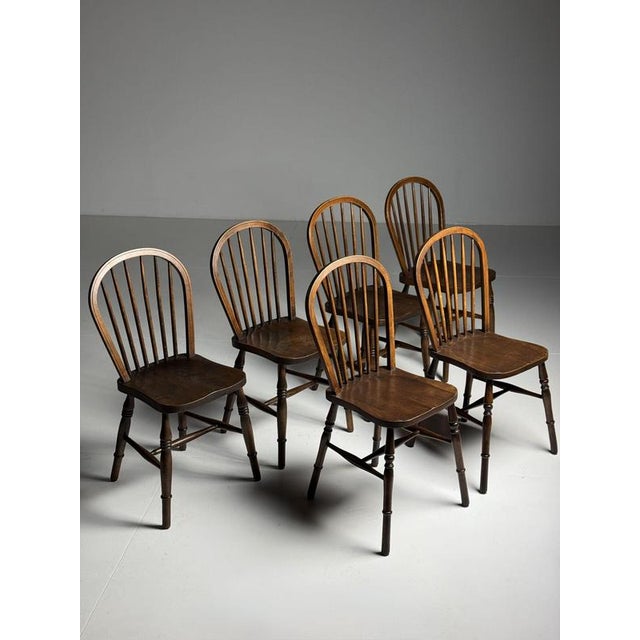 Set of 6 windsor chairs. Originating from england. This set of 6 windsor/spindle chairs dates from the 1950s/1960s. All in...