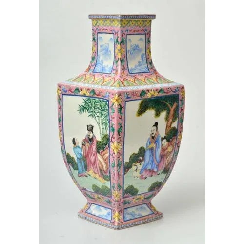 18th century, China. Porcelain, hand-painted. 35.5x15.5 cm.