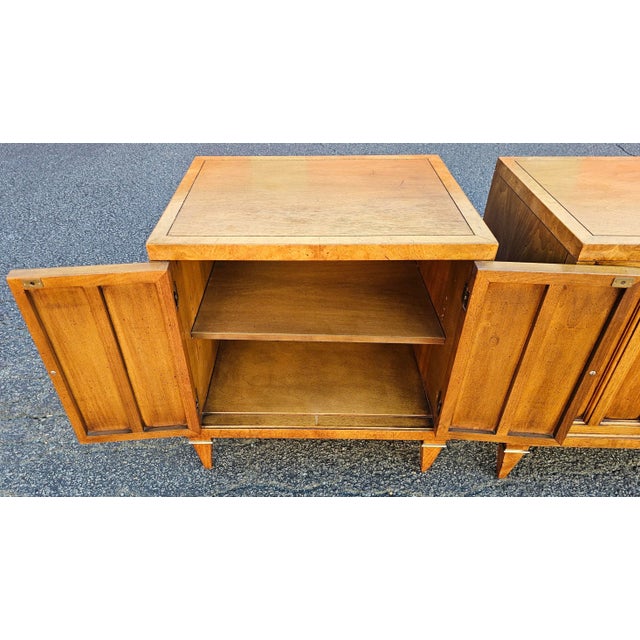 Wood Pair of Mid-Century Hollywood Regency Mastercraft Furniture Walnut and Burl Nightstands [Attributed] For Sale - Image 7 of 7