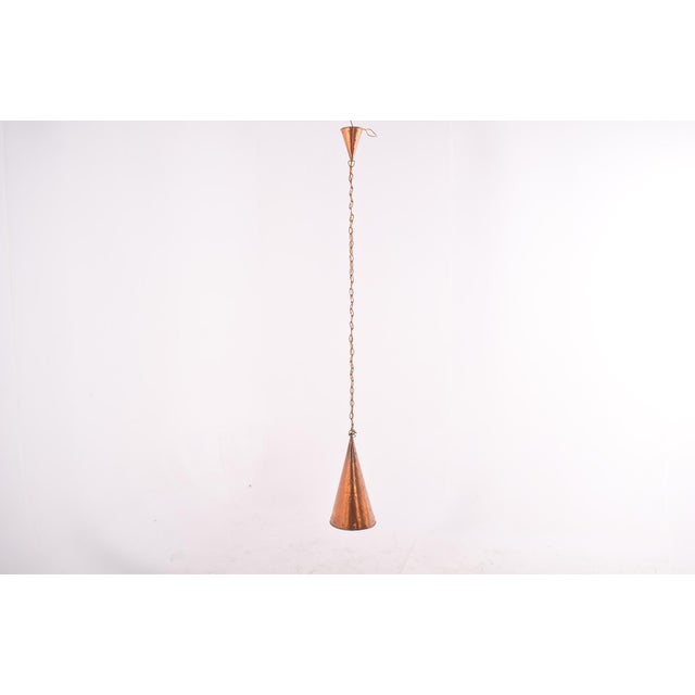 Danish pendant lamp in hand-hammered copper by e.s horn aalestrup. Hand-beaten copper gives an hand craft to the pendant...