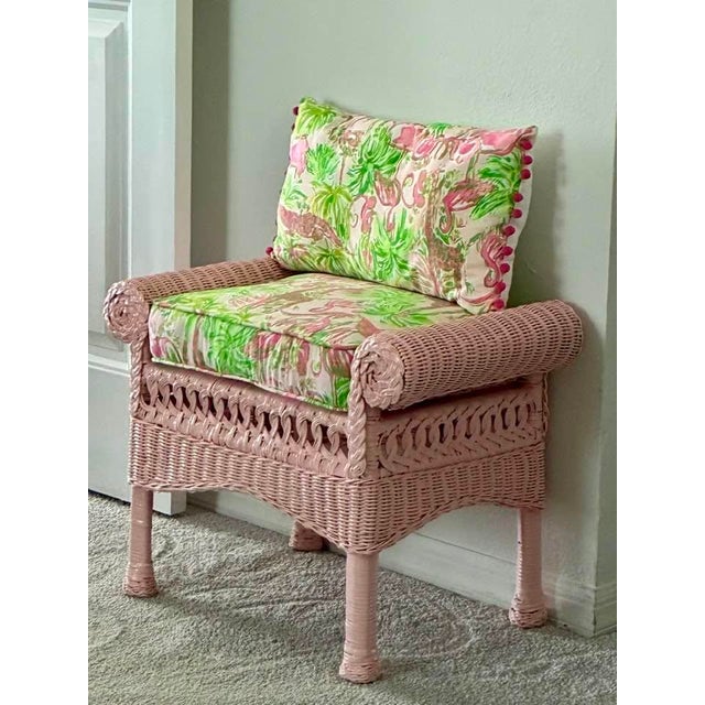 1970s Hollywood Regency Pink Wicker Vanity Stool & Matching Pillow Set – Tailored Lilly Pulitzer "On Parade" Cushion For Sale - Image 11 of 12