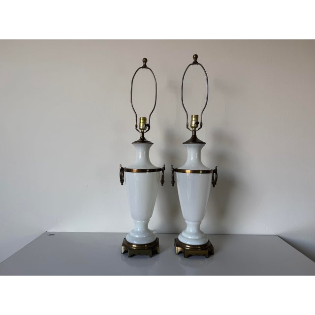 1970s Vintage Paul Hanson French Neoclassical Style White Milk Glass Urn Table Lamps – A Pair For Sale - Image 5 of 13