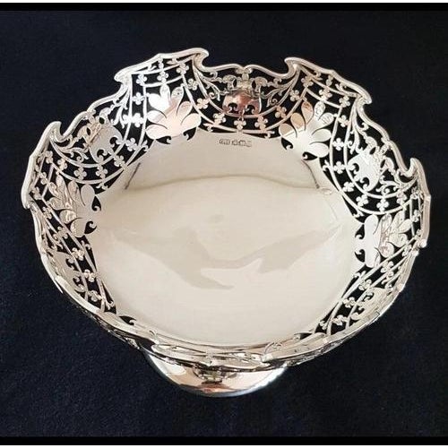 Vintage Sterling Silver Tazza Fruit Bowl from Harrison Brothers & Howson, 1926 For Sale - Image 4 of 18