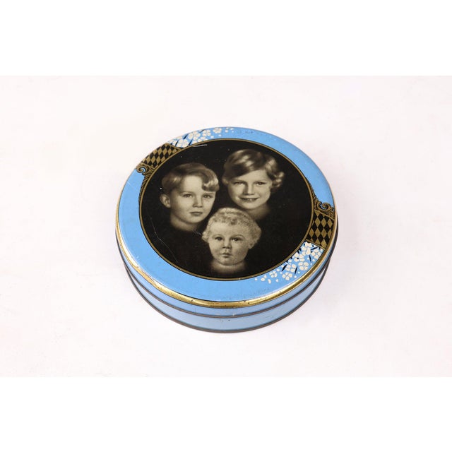 Tin Can of the Belgian Royal Family, 1930s For Sale - Image 6 of 11