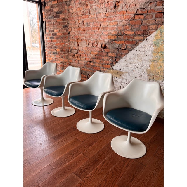 A classic set of four Tulip armchairs designed by Eero Saarinen for Knoll, dating to the early 1960s. Part of Saarinen’s...