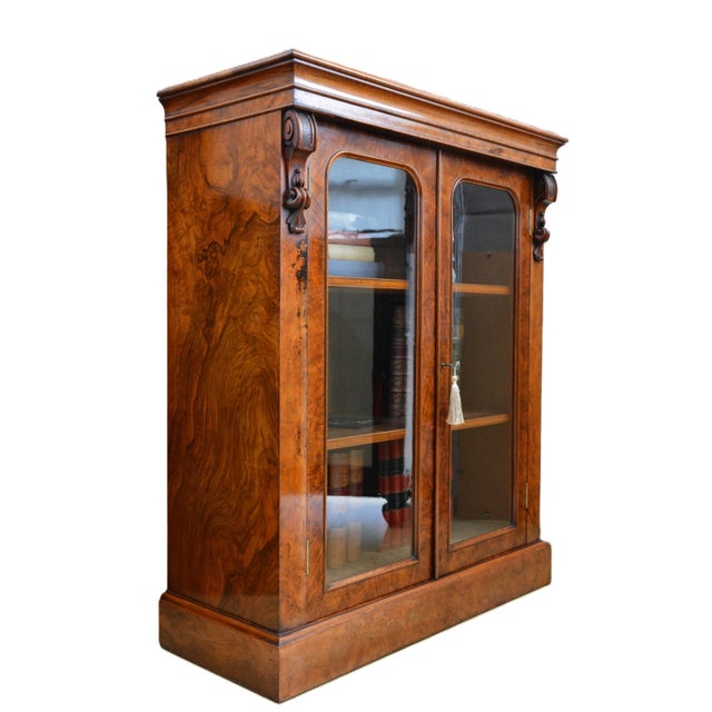 English Victorian Bookcase in Figured Walnut, 1870 For Sale - Image 4 of 18