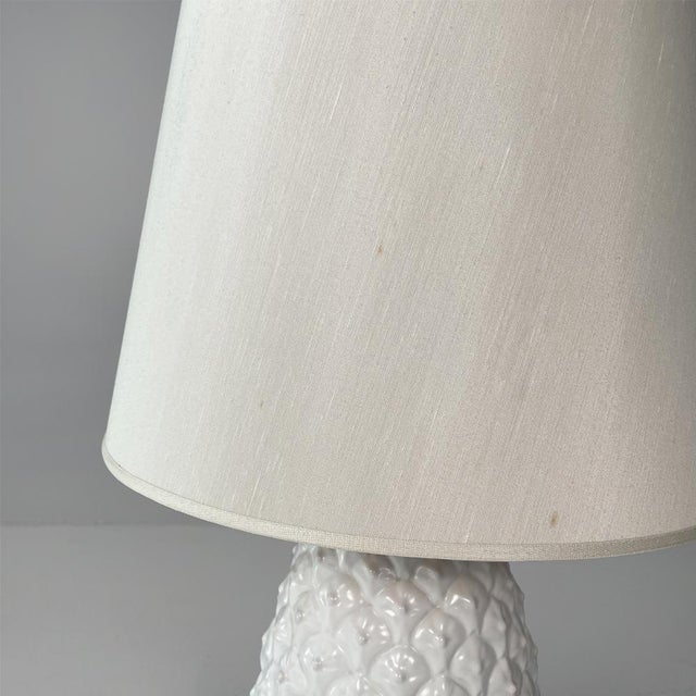 1970s Italian Modern Ananas Shape Table Lamp in White Ceramic, 1970s For Sale - Image 5 of 7