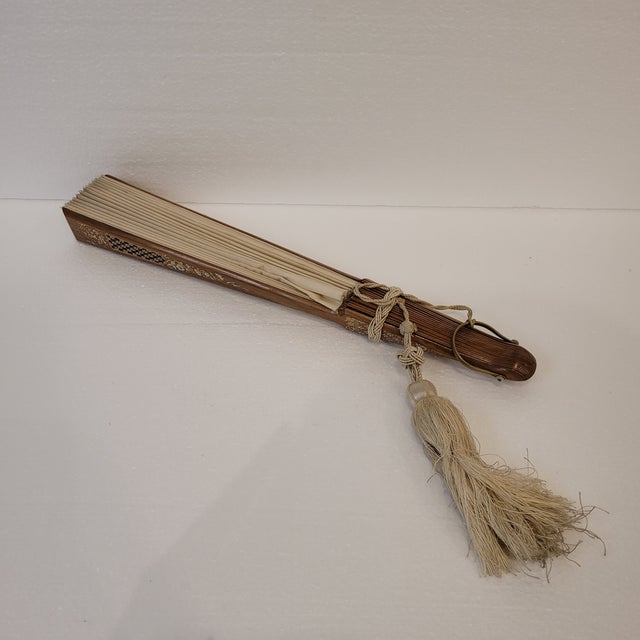Large Romantic Pericón Fan in Painted Silk and Gilded and Silvered Wood, 1890s For Sale - Image 5 of 18