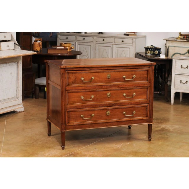 French Louis XVI Period 1790s Walnut Three Drawer Commode with Fluted Side Posts For Sale In Atlanta - Image 6 of 12