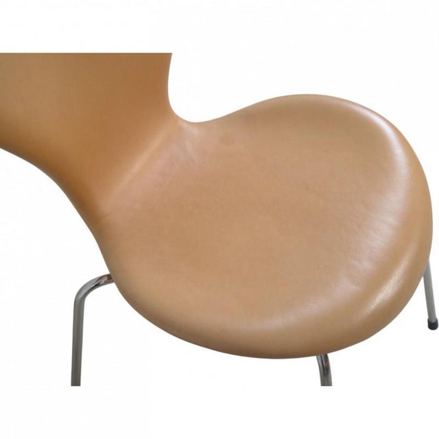 Vintage Seven Chairs in Light Anilin Leather by Arne Jacobsen, 2000s, Set of 8 For Sale - Image 4 of 18