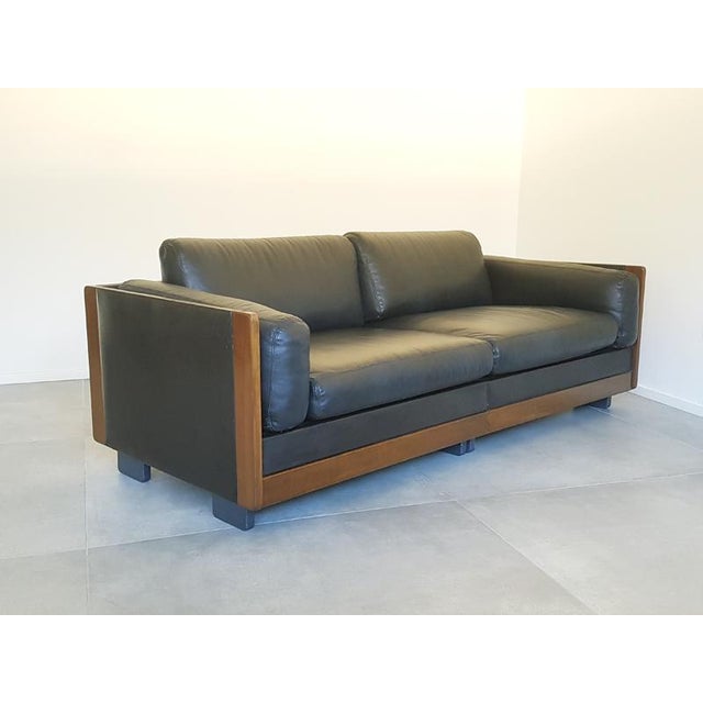 Mod. 920 Modular Sofas in Black Leather and Walnut by Afra & Tobia Scarpa for Cassina, 1967, Set of 2 For Sale - Image 15 of 18