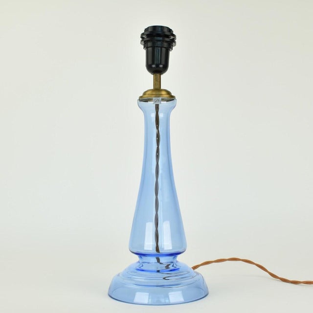 Minimalism Vintage Laura Ashley Cornflower Blue Glass Table Lamp | Accent Light 1990 2000s Brass Bedside Buffet European British Coastal For Sale - Image 3 of 7