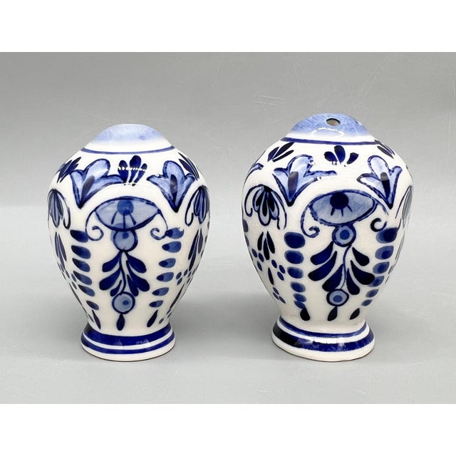 Vintage Blue & White Delft-Style Ceramic Salt & Pepper Shakers – Dutch Country / Traditional For Sale In Houston - Image 6 of 8