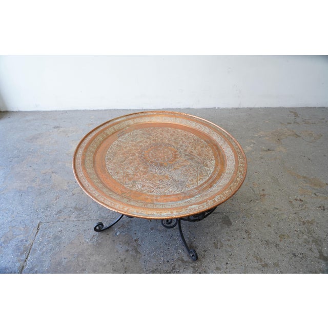 Hollywood Regency 38" Hollywood Regency 1950s Moroccan Hand-Hammered Copper Tray Top Coffee Table With Wrought Iron Base For Sale - Image 3 of 18