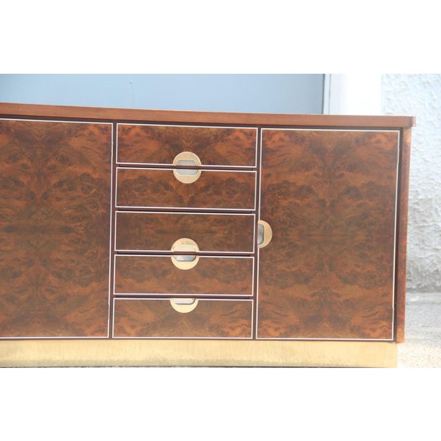 Walnut Burl and Brass Sideboard by Carlo Torriggiani, 1970 For Sale - Image 6 of 16
