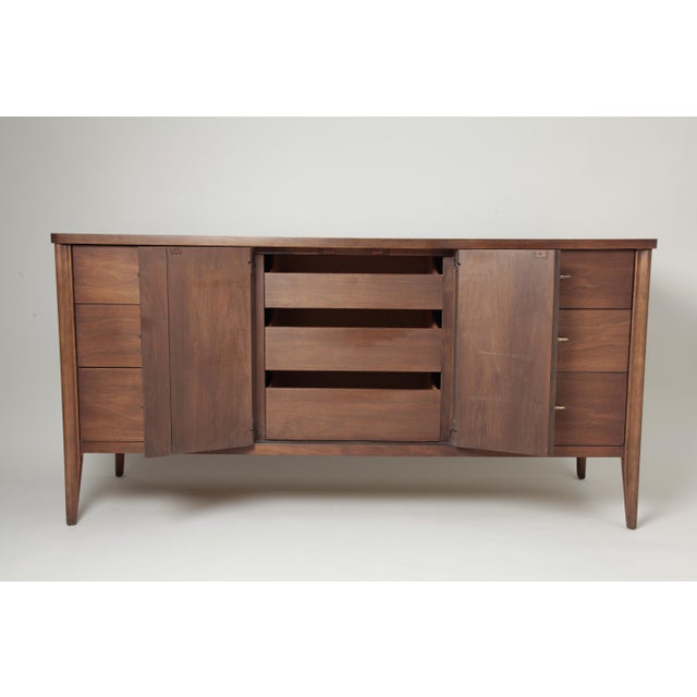 1960s Mid Century Broyhill Saga 9 Drawer Dresser With 6 Etched Starburst Mirror For Sale In New York - Image 6 of 12