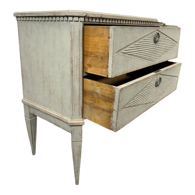 19th Century Pair of Gustavian-Style Chests of Drawers in Antique White With a Touch of Gray For Sale - Image 9 of 9
