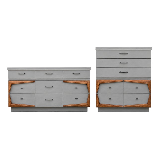 Vintage United Furniture Corp. Two-Piece Mid-Century Dresser Set With Sculptural Wood Trim For Sale
