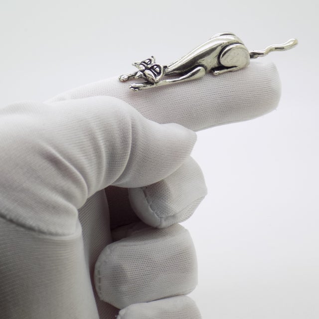 Elegant vintage miniature depicting a cat stretching, handcrafted in Italy between the 1980s and 1990s in genuine silver....