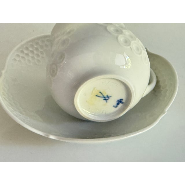 White Relief Coffee Cup and Saucer by Ludwig Zeptner for Meissen, 1990s, Set of 2 For Sale - Image 6 of 9