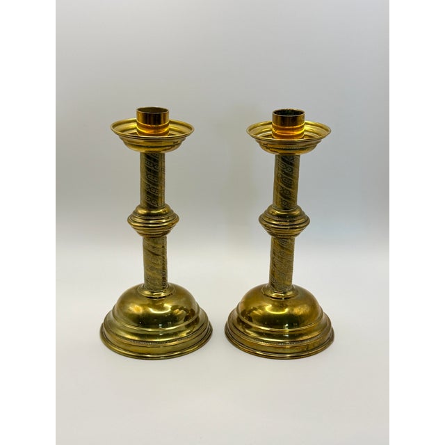1990s Vintage Brass-Plated Metal Candlesticks With Etched Detail – Pair of Traditional Hollywood Regency Candle Holders For Sale - Image 5 of 6