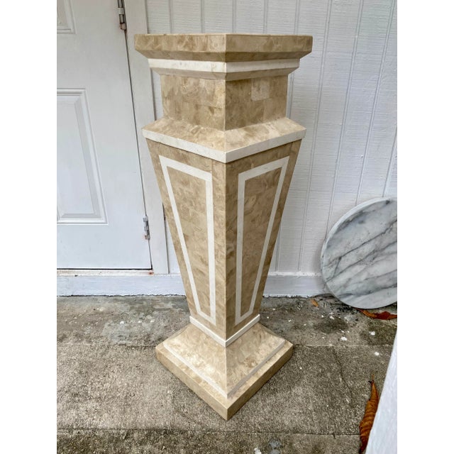 This classic pedestal is a perfect display stand for your sculpture or art pieces. It is in excellent condition with no...
