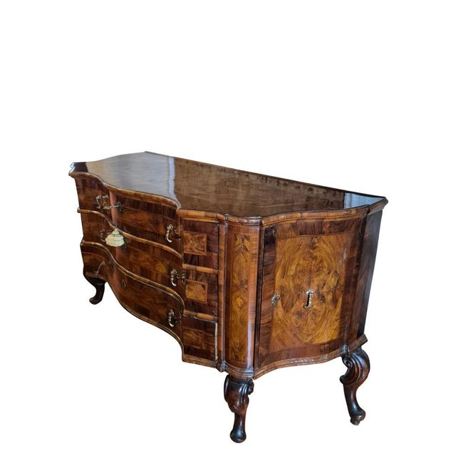 Elegant Venetian Baroque commode dating back to the 18th century, crafted in walnut with fine burl veneer. The piece...