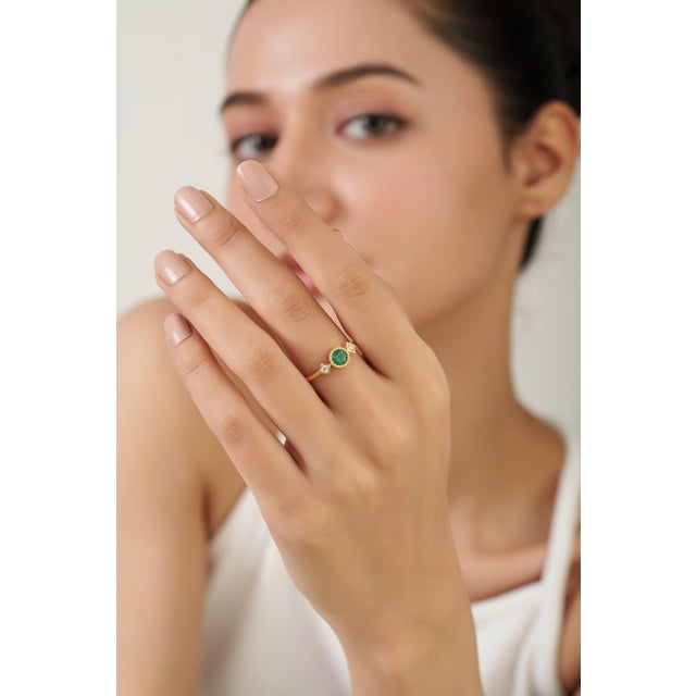 Metal Round Emerald Trilogy Vintage Ring With Diamonds in 14k Yellow Gold Size 5.5 For Sale - Image 7 of 18