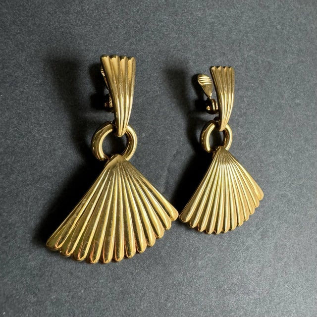 Art Deco Monet Gold Tone Fan Earrings Clip-on 90s Vintage Statement Drop Earrings For Sale - Image 3 of 9