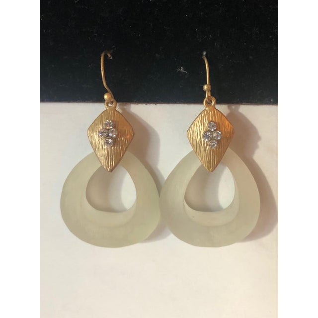 Mid-Century Modern 1980s Matte Gold Tone Frosted Cream Lucite Door Knocker Earrings, A Pair For Sale - Image 3 of 5