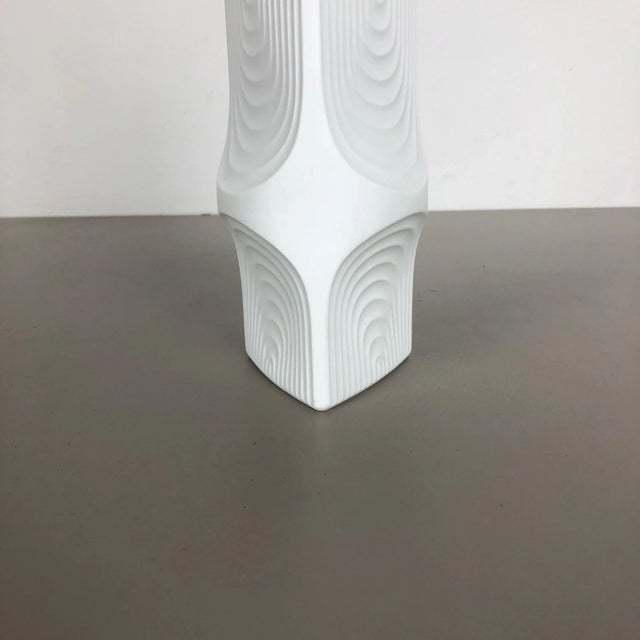 German Op Art Biscuit Porcelain Vase from Ak Kaiser, Germany, 1970s For Sale - Image 4 of 14